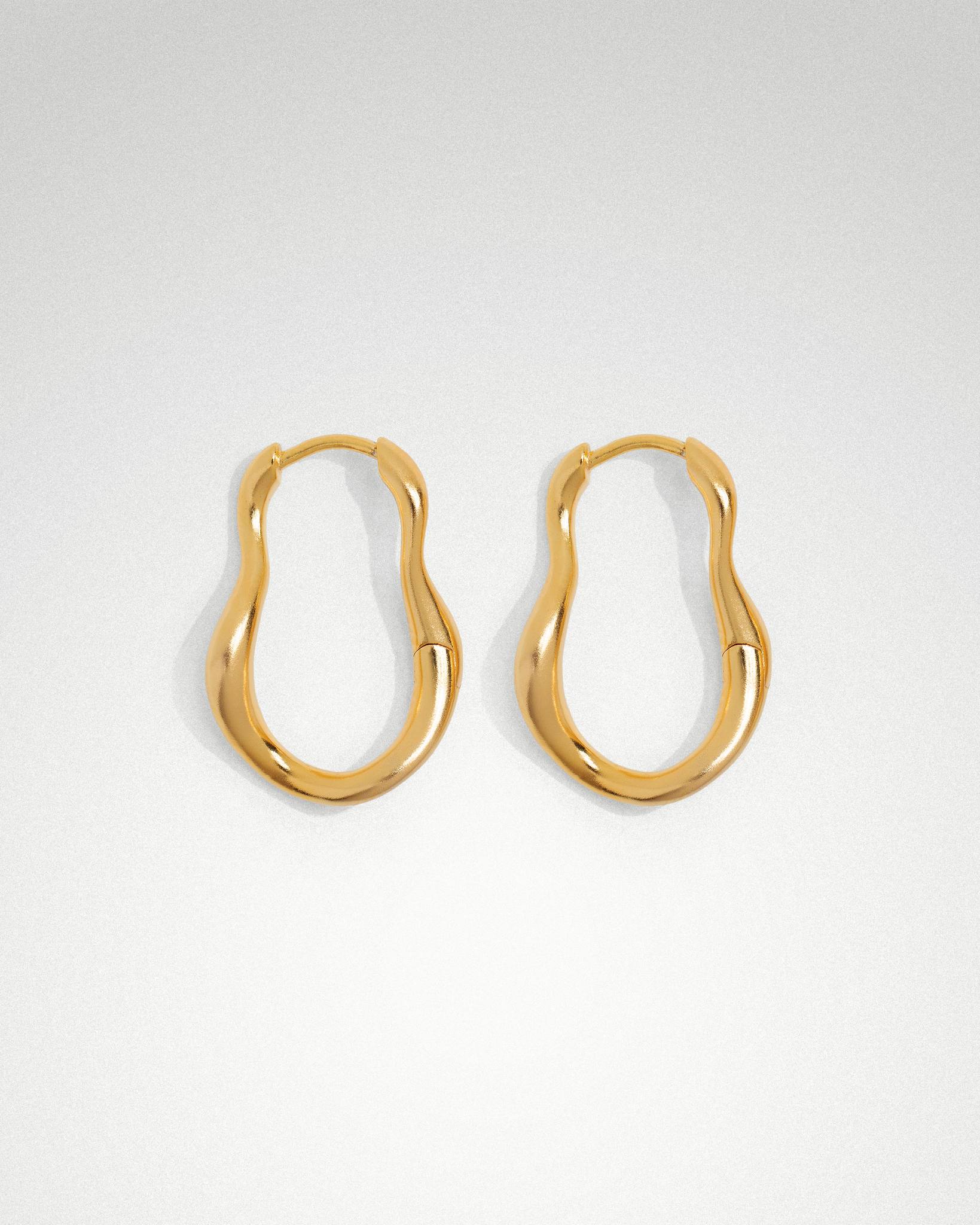 Flo oval hoop earrings with wave detail, 20mm drop, 18k gold plating.