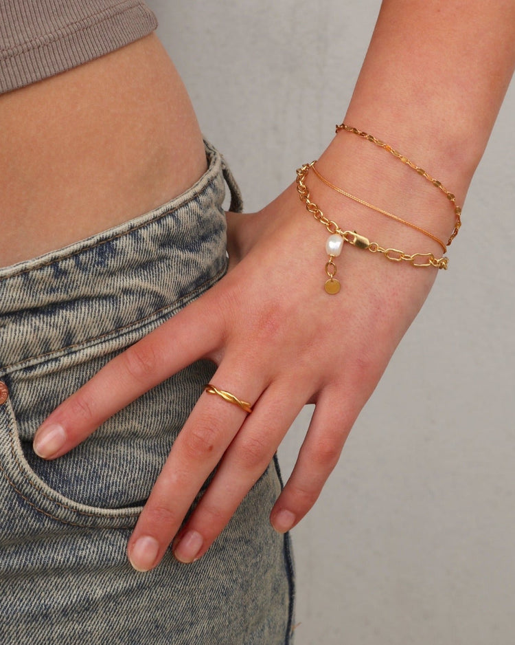 'Bobbie' Cross Over Ring