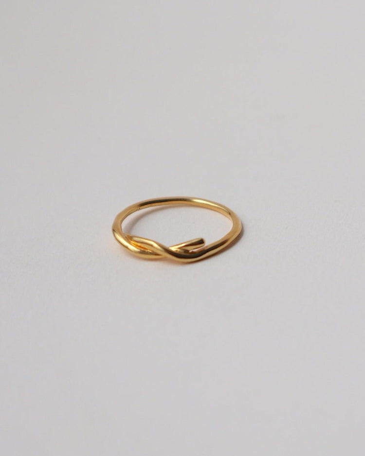 'Bobbie' Cross Over Ring