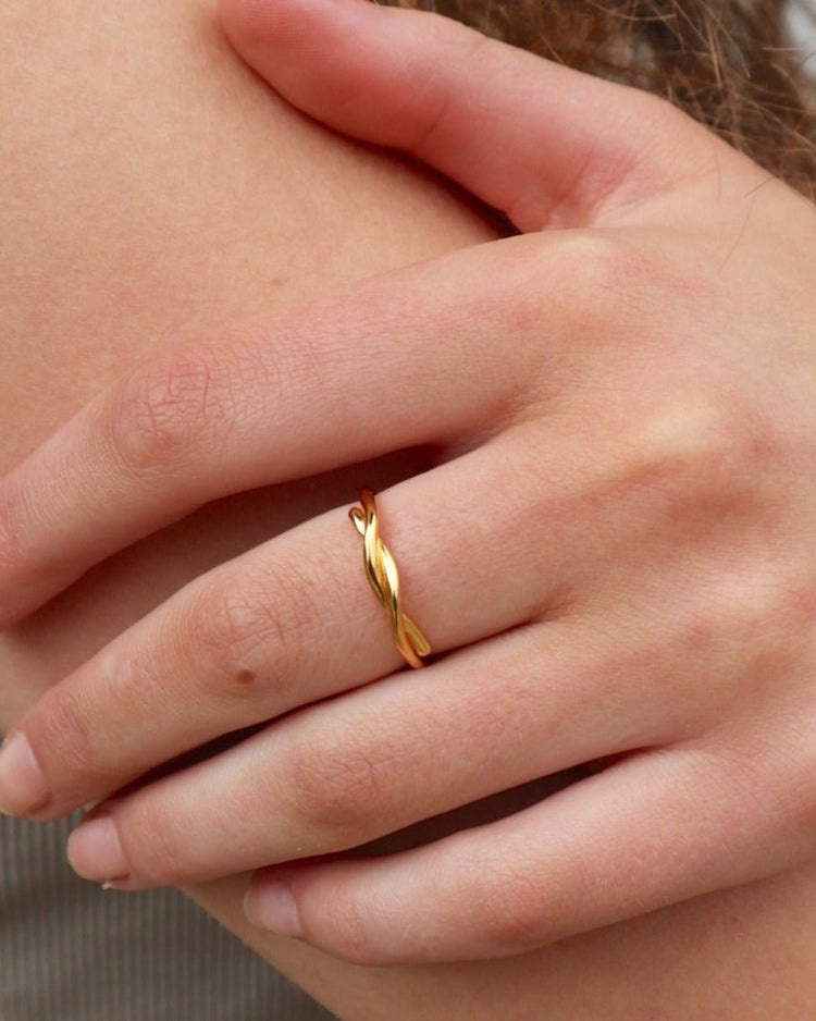 'Bobbie' Cross Over Ring