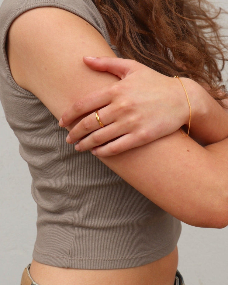 'Bobbie' Cross Over Ring