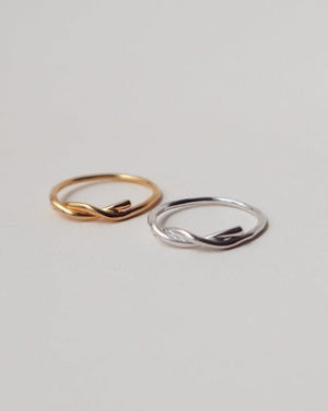 'Bobbie' Cross Over Ring