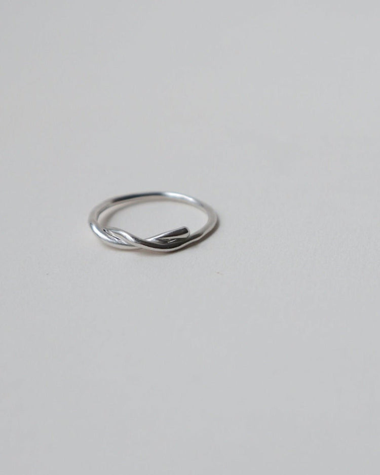 'Bobbie' Cross Over Ring