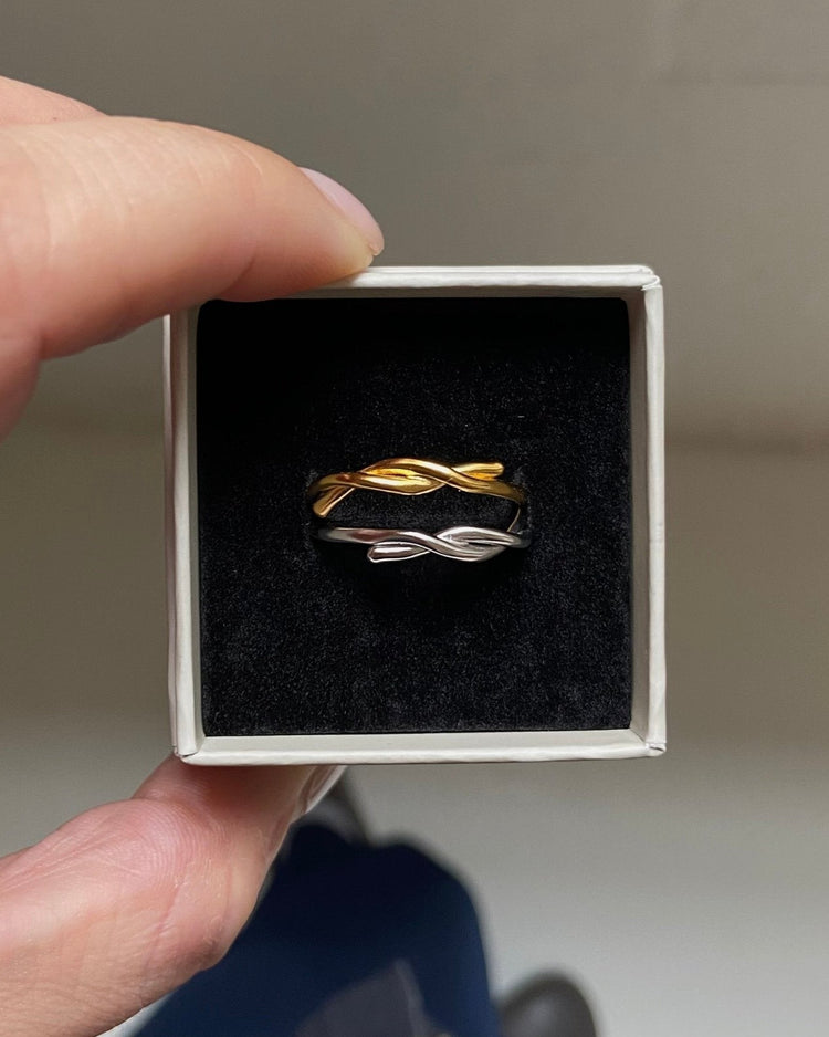 'Bobbie' Cross Over Ring