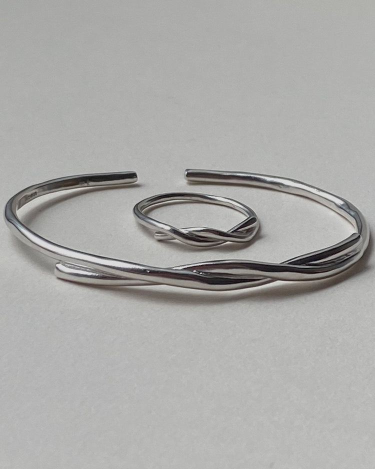 'Bobbie' Cross Over Ring