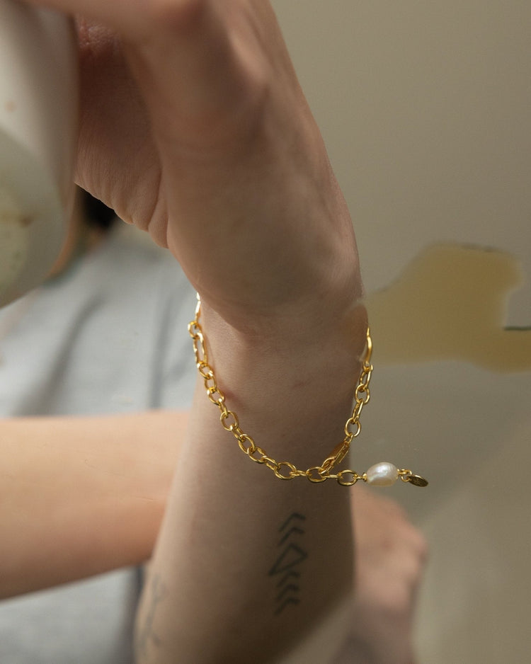 'Frieda' Molten Cable Bracelet with Freshwater Pearl