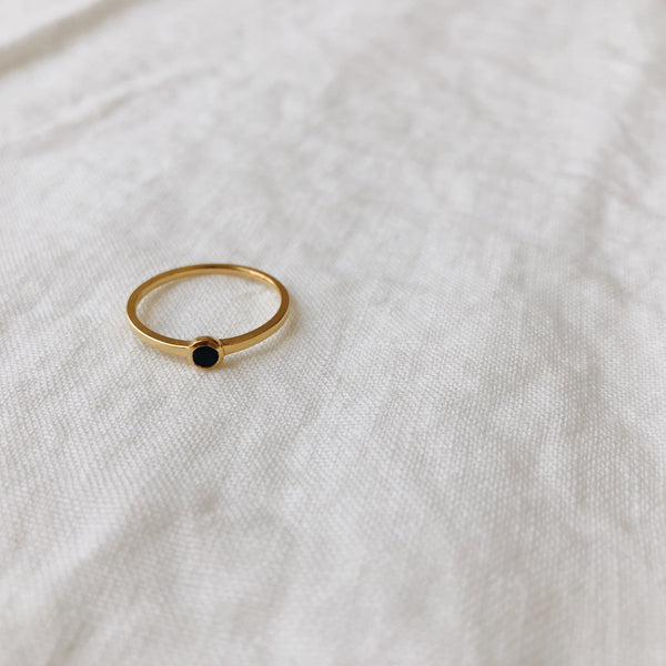 'Mona' Ring with Small Black Stone – Lines & Current